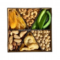 Подарунковий набір горіхів та сухофруктів 675 грам